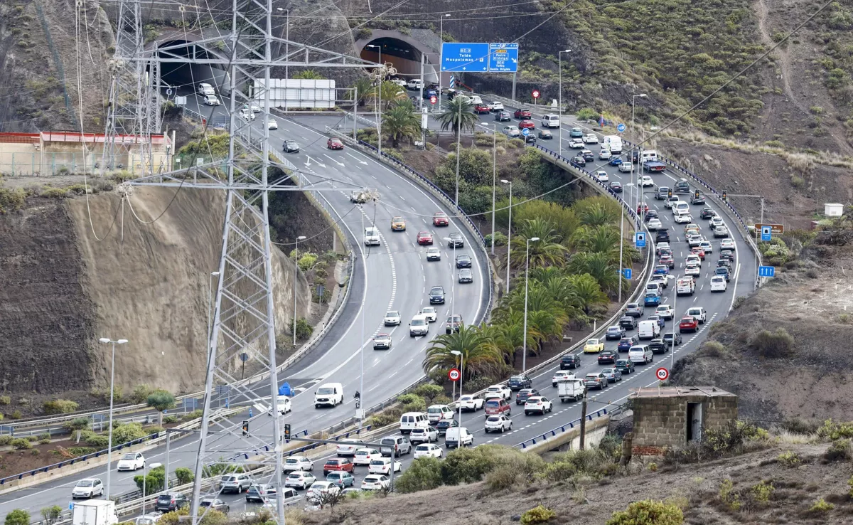 Foto de archivo de un atasco en la circunvalación de Las Palmas de Gran Canaria. EFE / Elvira Urquijo A.