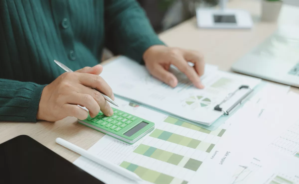 Imagen de una persona realizando cálculos de ahorro energético / CANVA