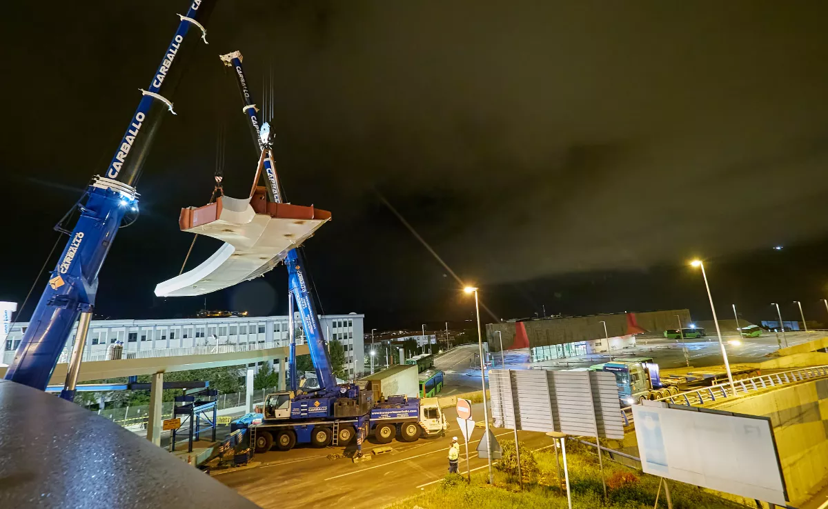 Instalación de una de las piezas de la pasarela de Padre Anchieta / CABILDO DE TENERIFE