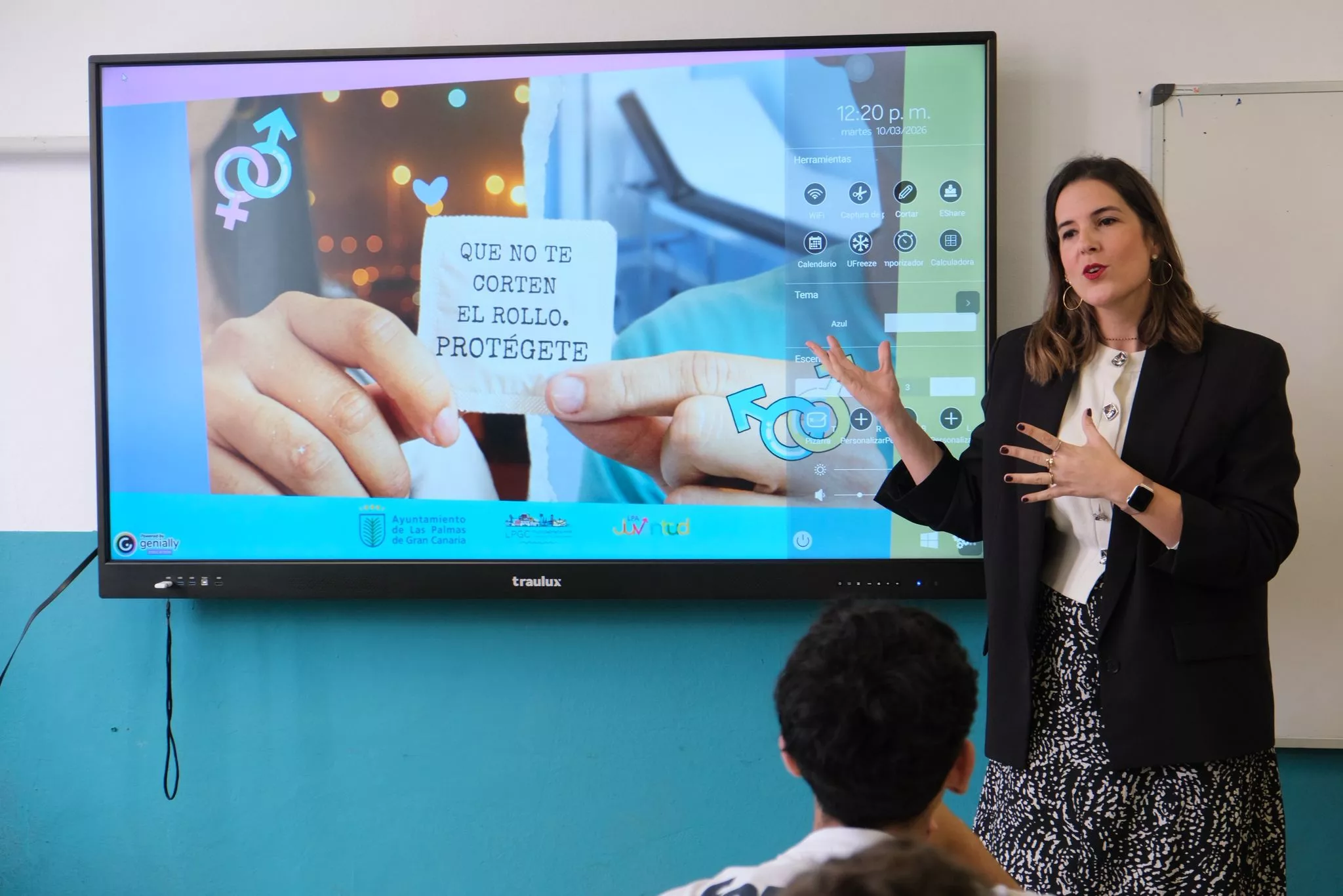  La concejala de Juventud, Carla Campoamor, en el IES Pérez Galdós. AH