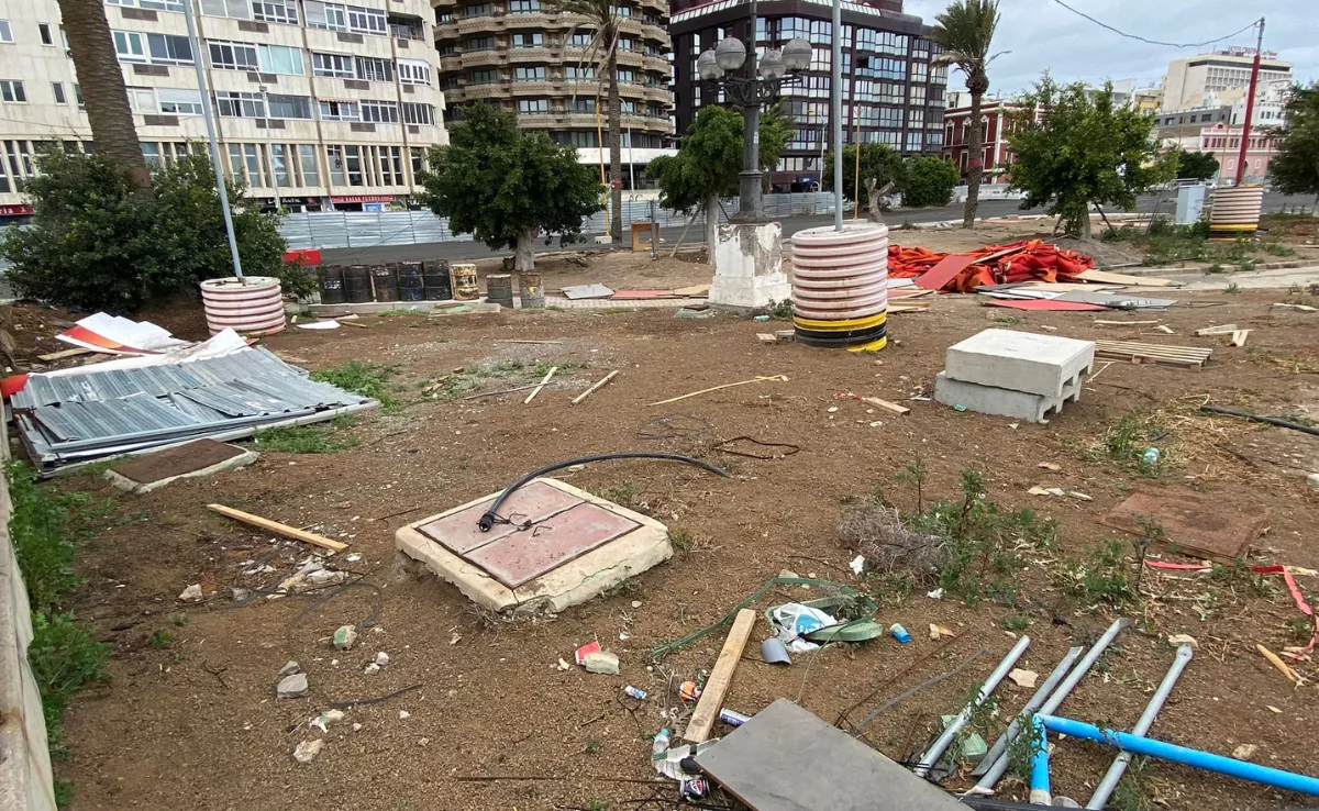 Los vecinos denuncian que parte de la valla de protección del recinto se ha caído y hay escombros y restos de materiales de obra / DENUNCIAS CIUDADANAS DE LAS PALMAS DE GRAN CANARIA