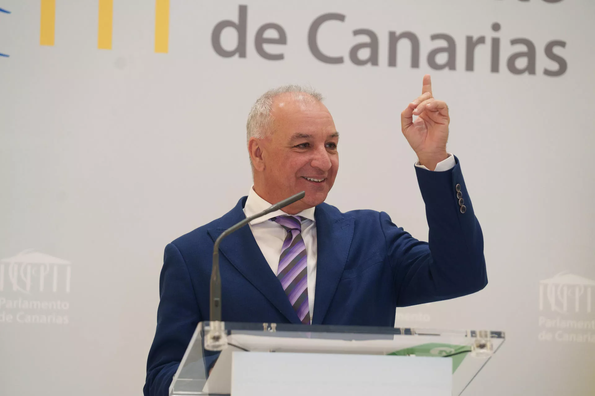 El portavoz de Nueva Canarias, Luis Campos. / RAMÓN DE LA ROCHA-EFE