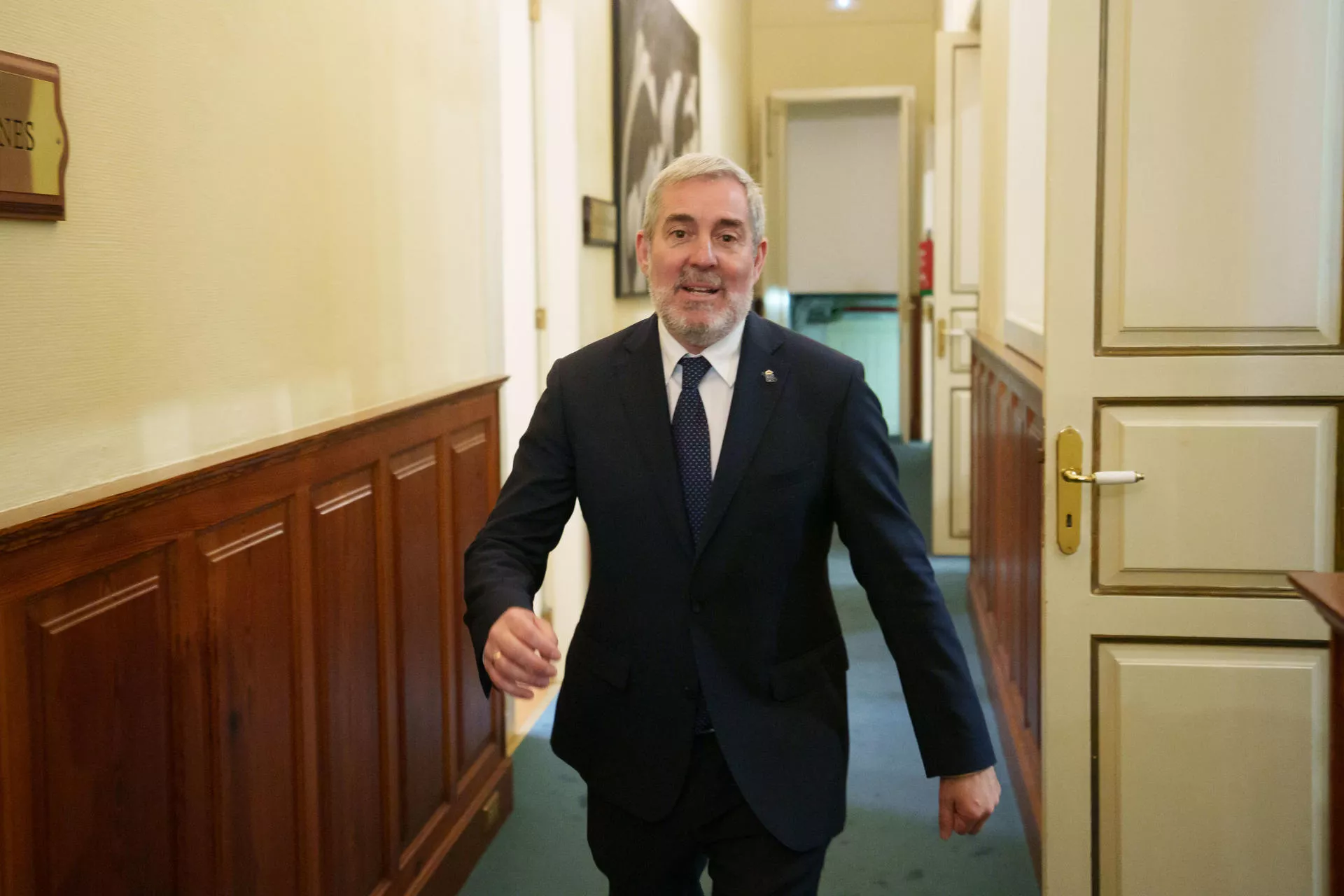 El presidente de Canarias, Fernando Clavijo, tras su primera intervención en el debate de la nacionalidad canaria./ EFE/Ramón de la Rocha