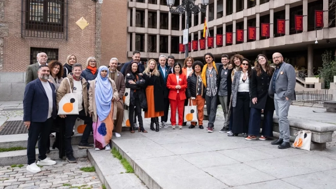 El equipo de defensa de LPGC 2031 encabezado por la alcaldesa, Carolina Darias, y arropado por representantes de la corporación municipal.