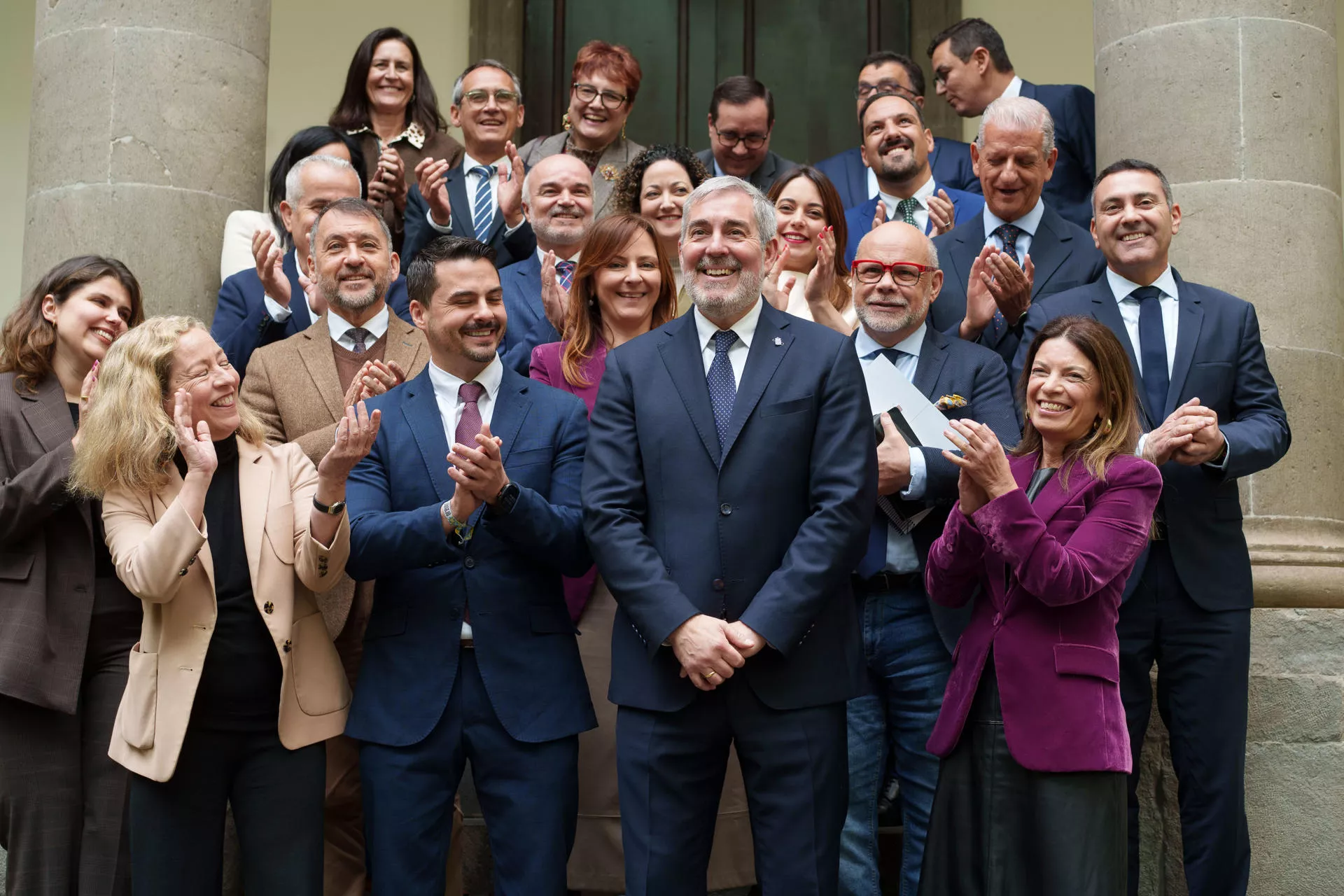 Clavijo y el trabajo en equipo: el presidente de Canarias posa con los diputados de Coalición en el Parlamento. / RAMÓN DE LA ROCHA-EFE