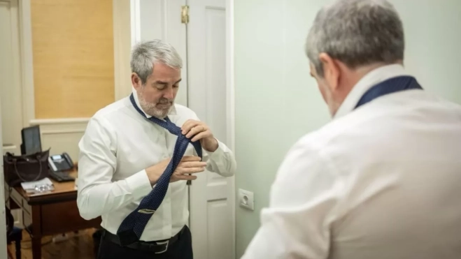 Fernando Clavijo, en una foto colgada en su perfil de Instagram, se anuda la corbata antes del Debate sobre el estado de la nacionalidad canaria. / @fclavijobatlle