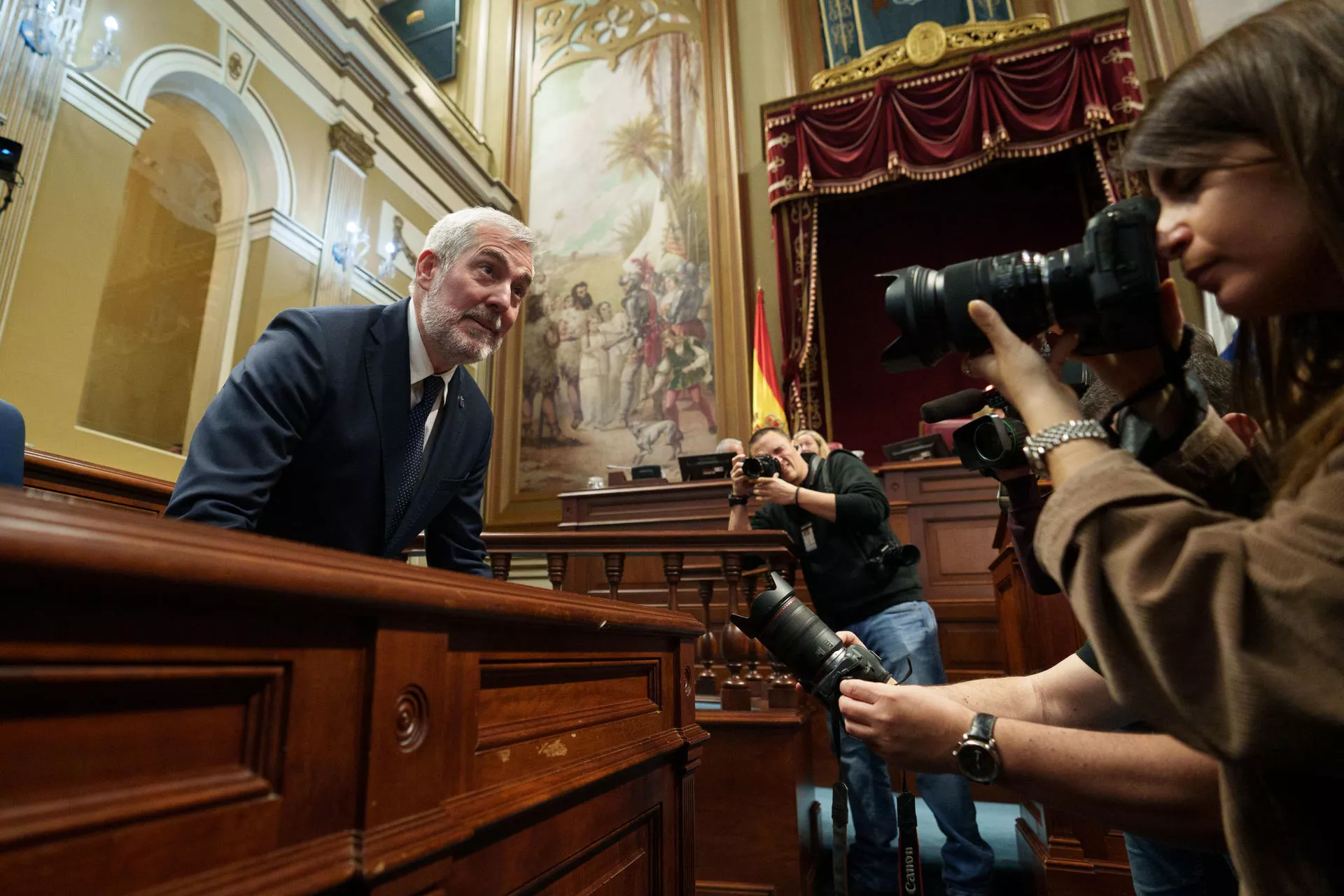 Clavijo se sienta en su asiento en el Parlamento canario. / RAMÓN DE LA ROCHA-EFE