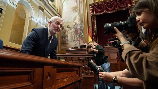 Clavijo se sienta en su asiento en el Parlamento canario. / RAMÓN DE LA ROCHA-EFE