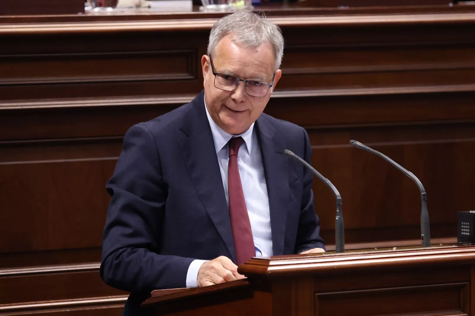 Sebastián Franquis, portavoz socialista, durante su intervención en el Debate sobre el estado de la nacionalidad canaria. / AH