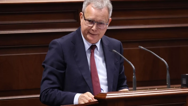 Sebastián Franquis, portavoz socialista, durante su intervención en el Debate sobre el estado de la nacionalidad canaria. / AH