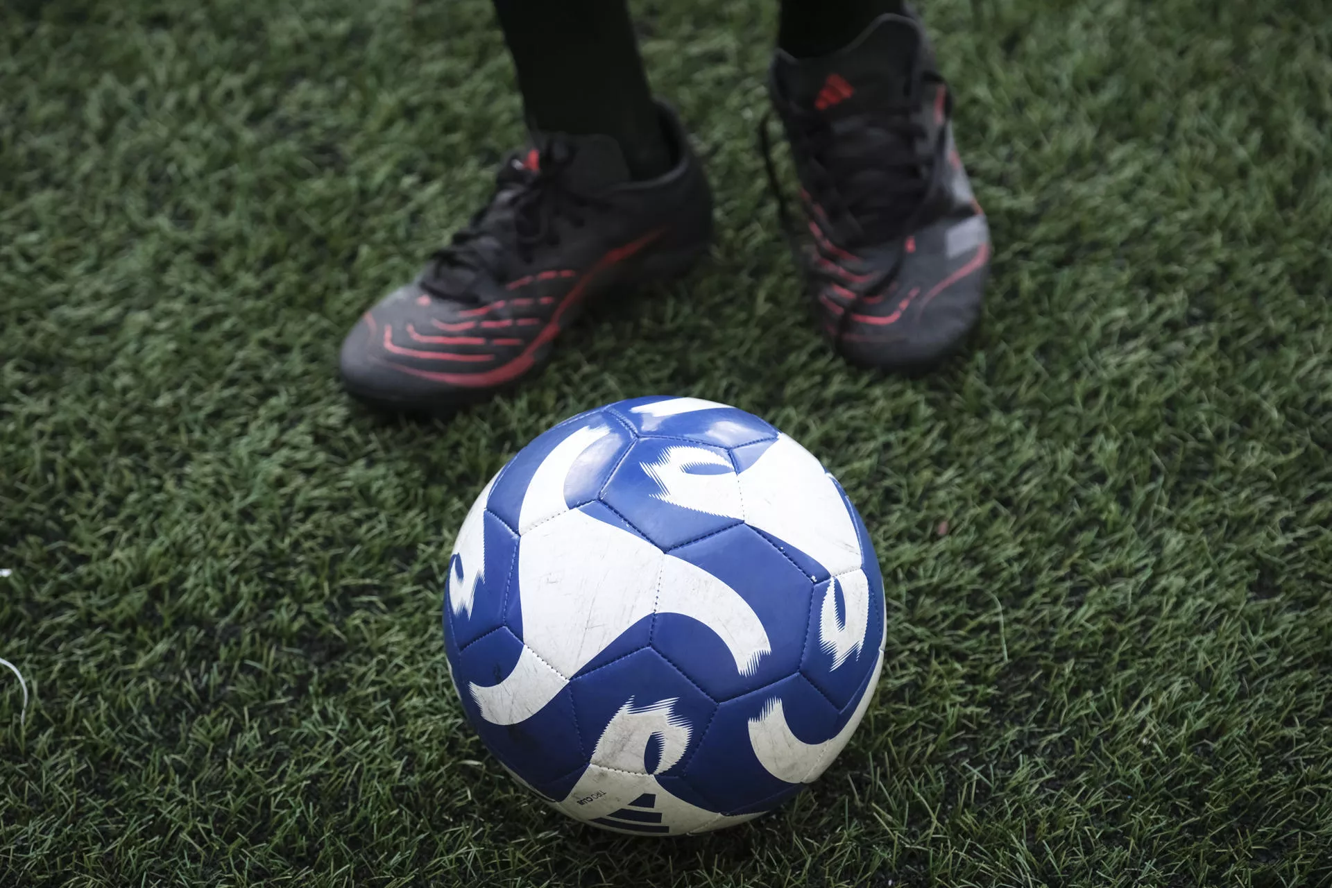 Niño con un balón de fútbol. / ALBERTO VALDÉS-EFE