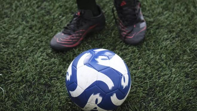 Niño con un balón de fútbol. / ALBERTO VALDÉS-EFE