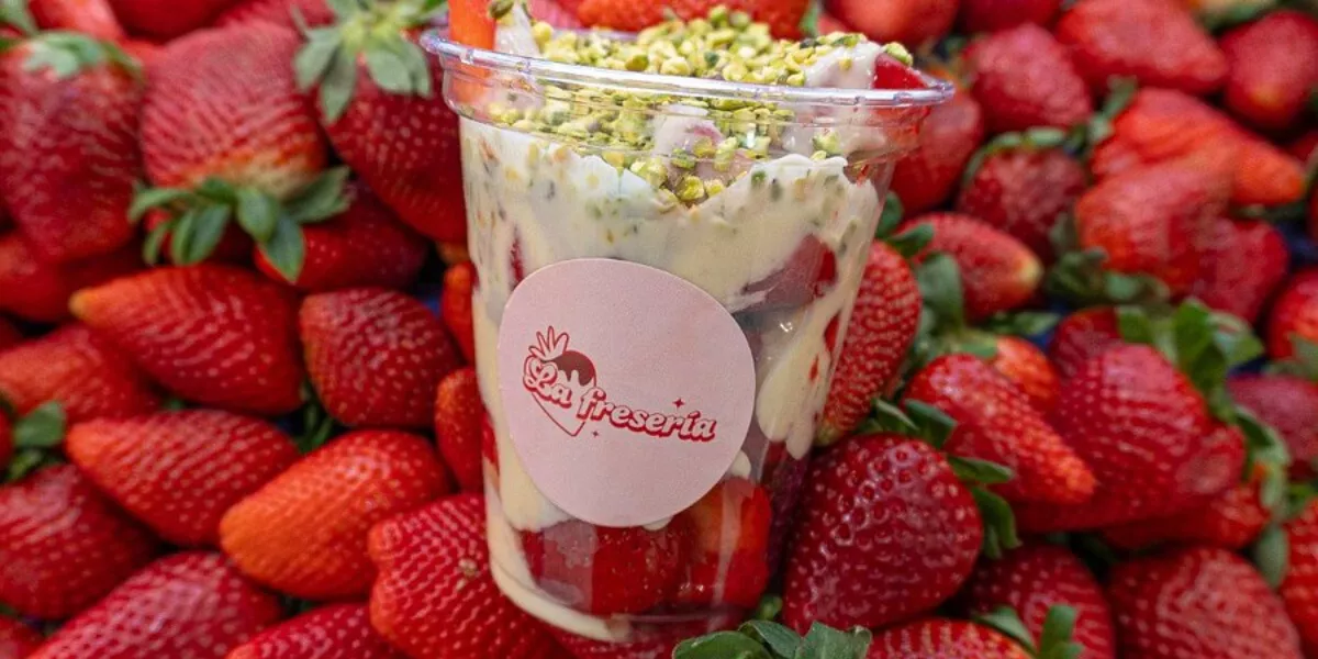 Imagen de fresas con chocolate y pistacho de La Fresería / LA FRESERÍA