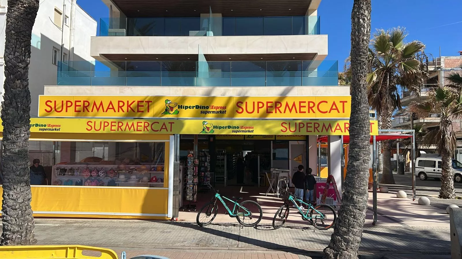 HiperDino invierte 4,5 millones de euros en la reforma de sus 21 tiendas en Mallorca. / HIPERDINO