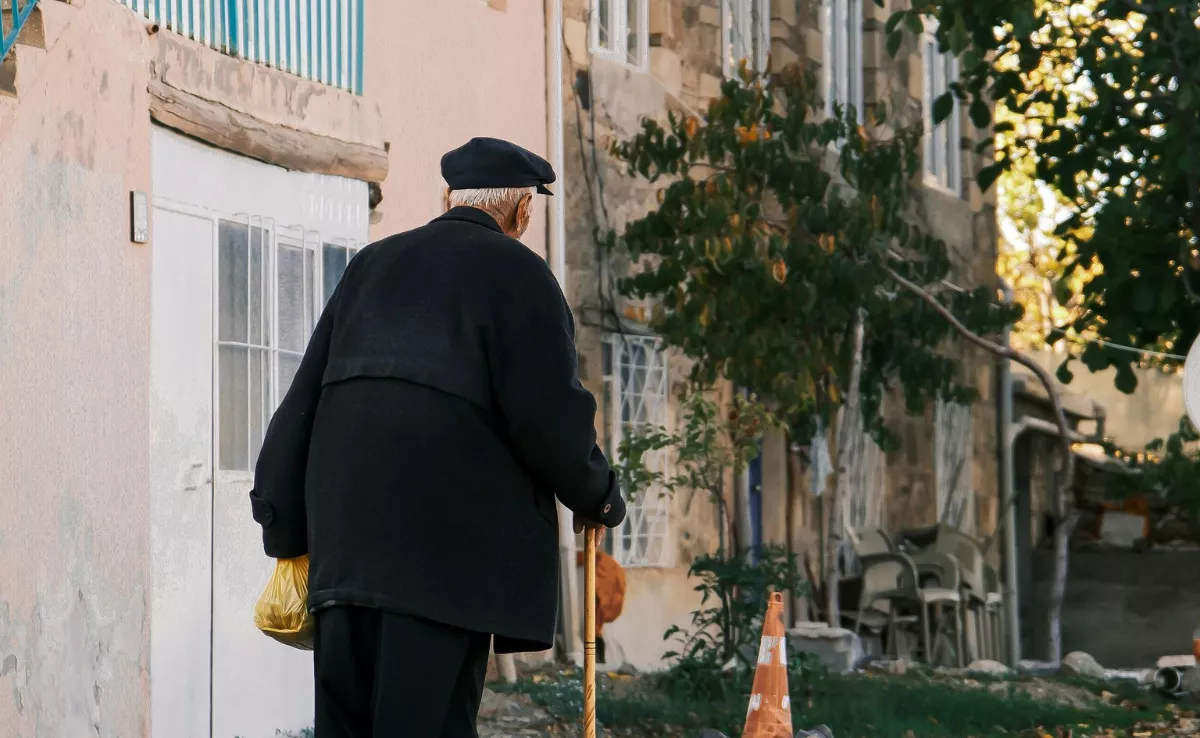 Imagen de una persona mayor paseando / CANVA