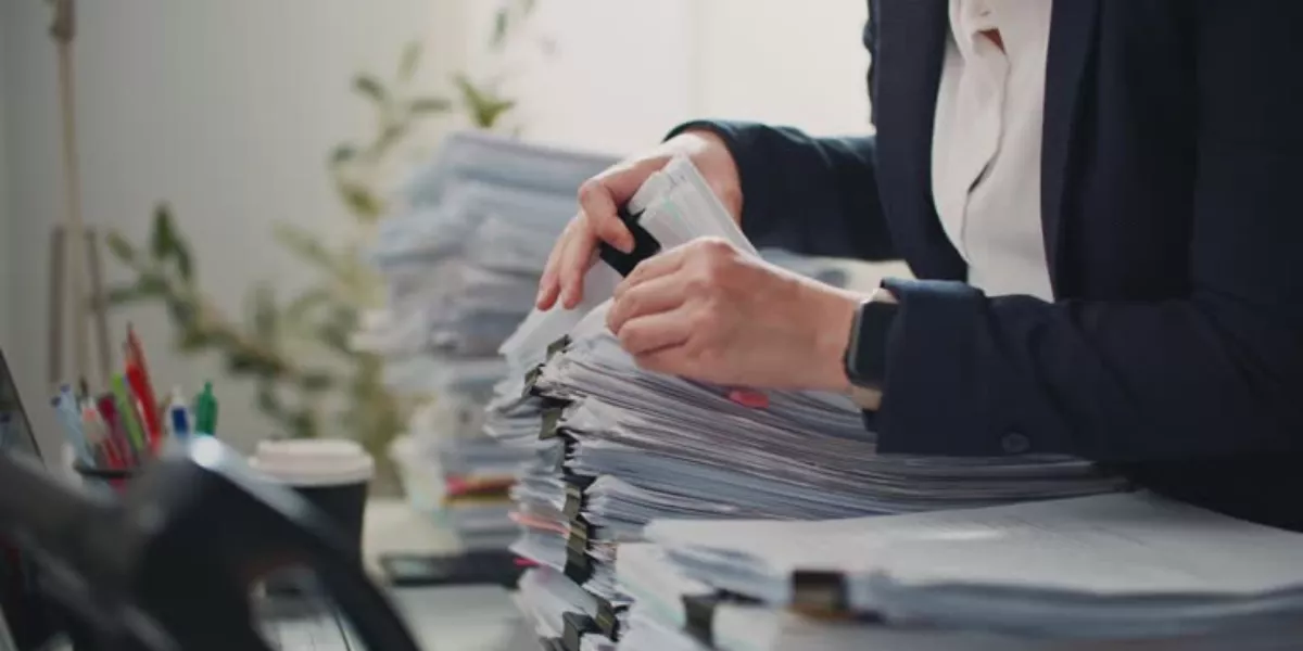 Imagen de una persona organizando los papeles de la Declaración de la Renta / PEXELS