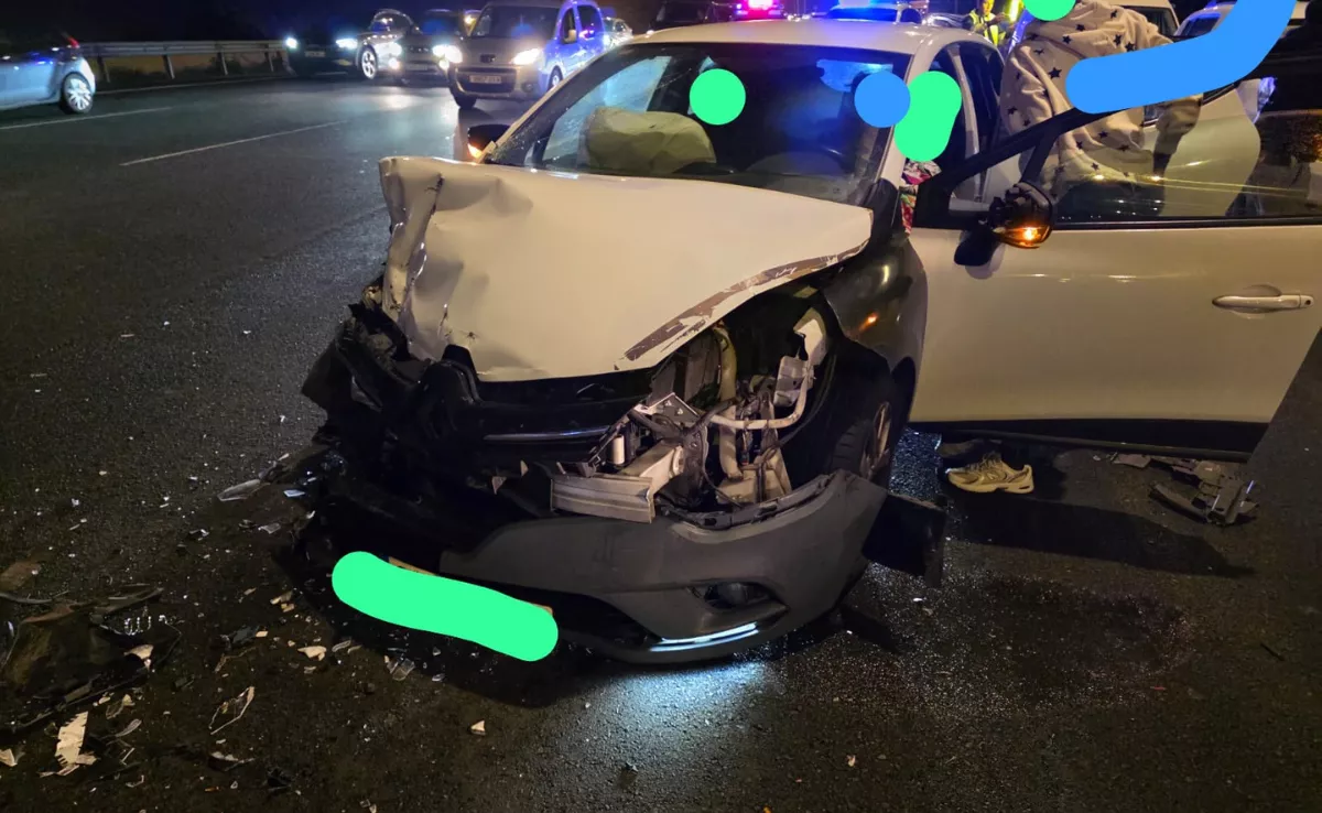 Cuatro heridos tras una colisión entre tres turismos y un camión en la GC-1, a la altura de Jinámar. / SALVA-EMER