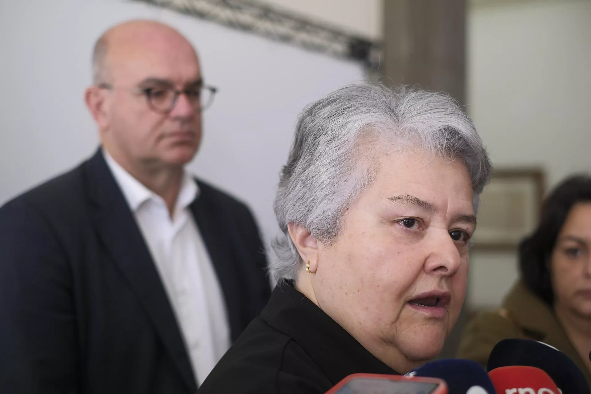 La presidenta de la Asociación de Víctimas del vuelo JK5022 de Spanair, Pilar Vera (c), y el delegado del Gobierno en Canarias, Anselmo Pestana. / EFE - ÁNGEL MEDINA G.