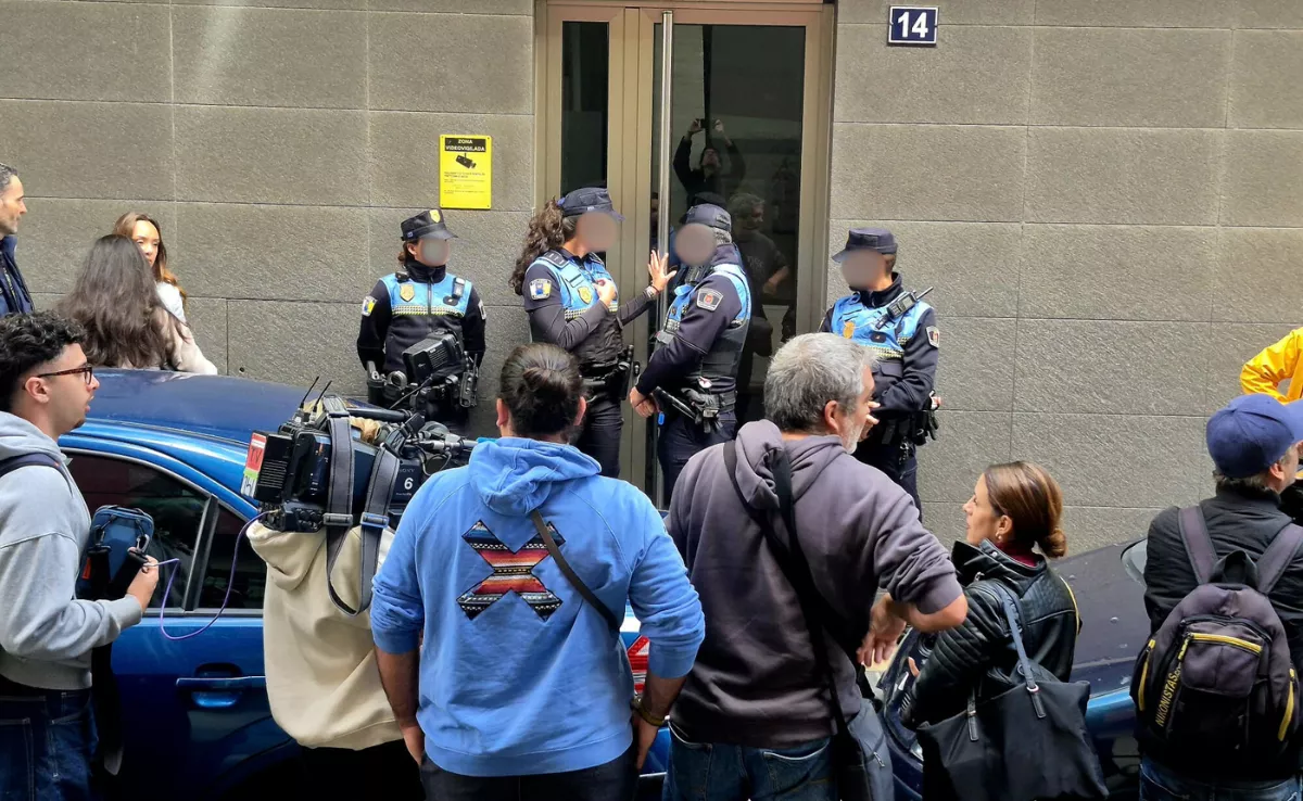 La familia ha tratado de negociar un tiempo para poder entrar en la vivienda que lee ha entregado el Gobierno de Canarias / DERECHO AL TECHO