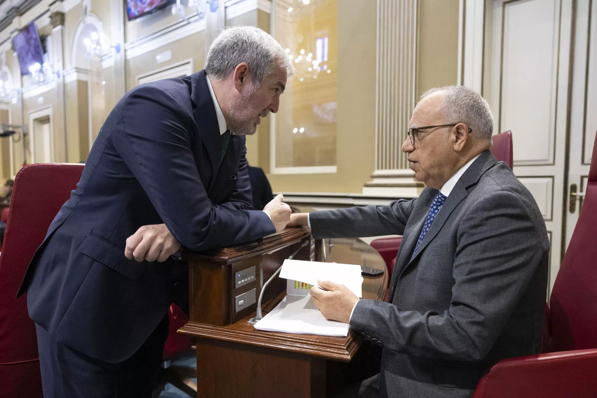 El presidente de Canarias, Fernando Clavijo (i), y el del grupo de la Agrupación Socialista Gomera, Casimiro Curbelo. / MIGUEL BARRETO-EFE
