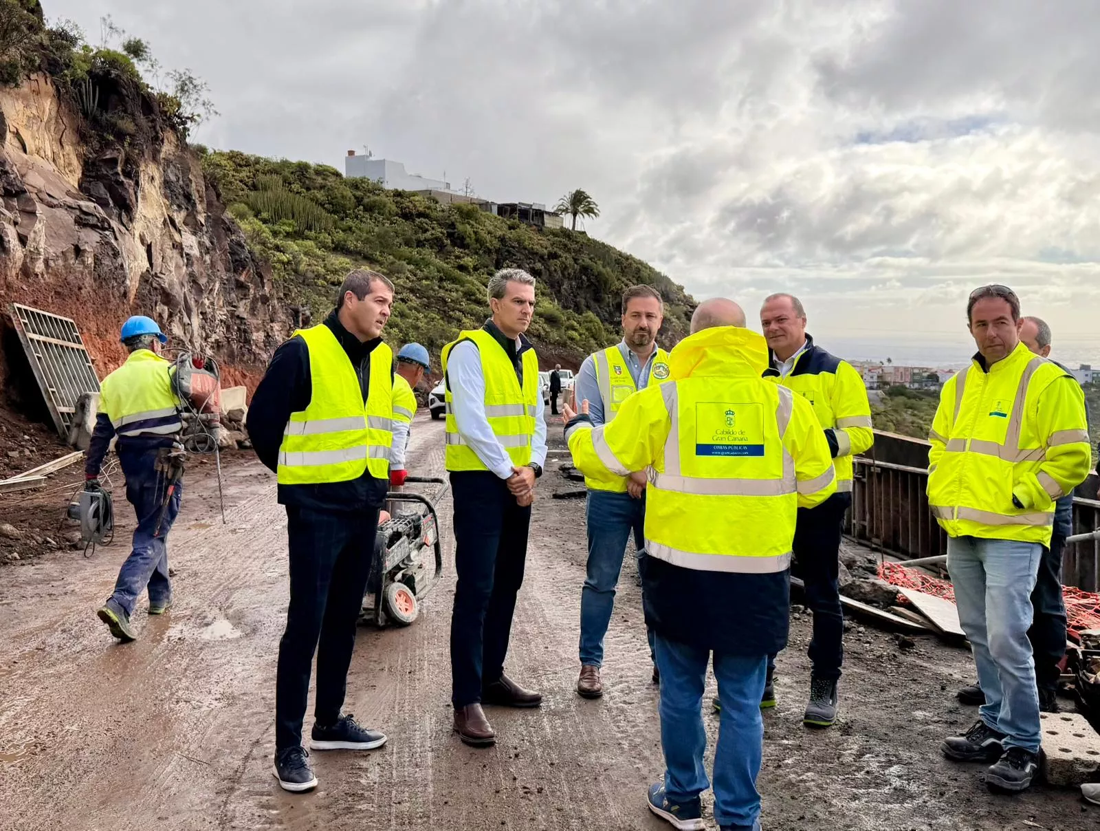 El vicepresidente del Cabildo de Gran Canaria, Augusto Hidalgo, junto a los alcaldes de Telde y Valsequillo, durante una visita a las obras de mejora de la carretera GC 41