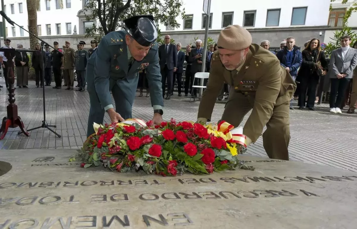 Acto de homenaje a las víctimas del terrorismo, en la capital grancanaria. EFE