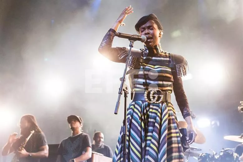 Lauryn Hill, durante un concierto en España. MIRIAM SOTO (EFE)