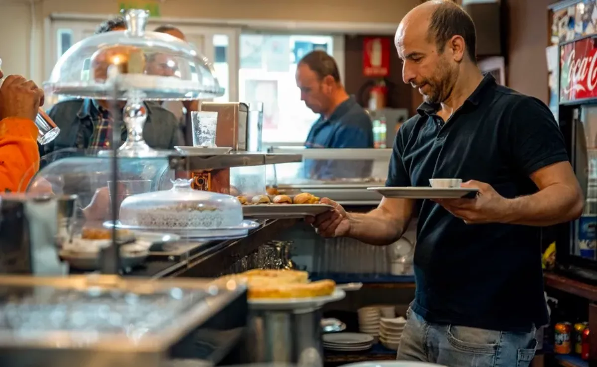 Imagen de unos trabajadores de una cafetería / EFE - ISMAEL HERRERO