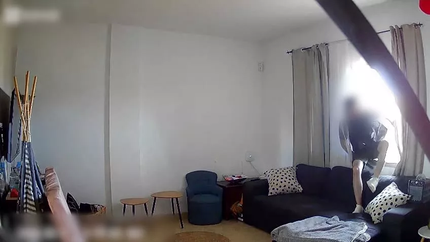 Detenidos dos hombres en el aeropuerto Tenerife Sur por varios robos en viviendas de la isla. / GUARDIA CIVIL