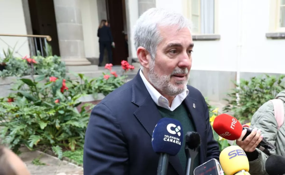 Imagen del presidente de Canarias, Fernando Clavijo, en el exterior del Parlamento de Canarias. / GOBIERNO DE CANARIAS