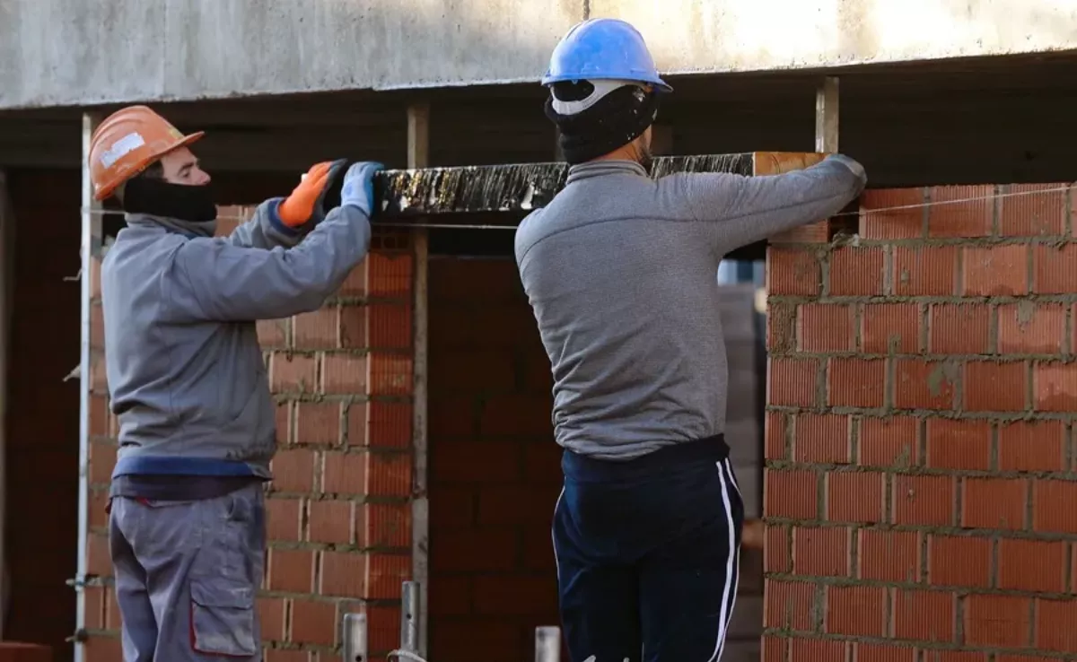 Imagen de unos trabajadores de la construcción / EFE