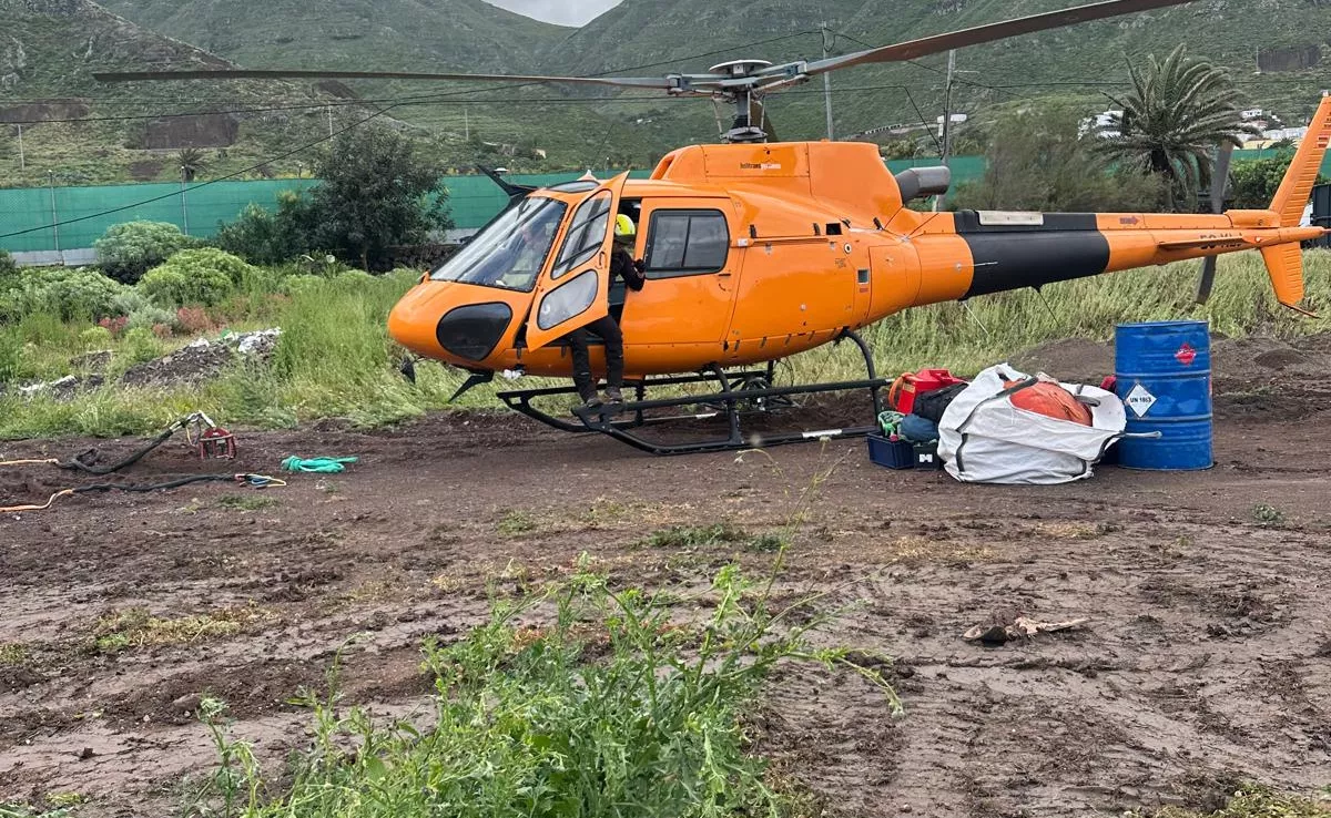 El Cabildo de Tenerife usa un helicóptero en las obras de la TF-13, único acceso a Punta del Hidalgo. / CABILDO DE TENERIFE