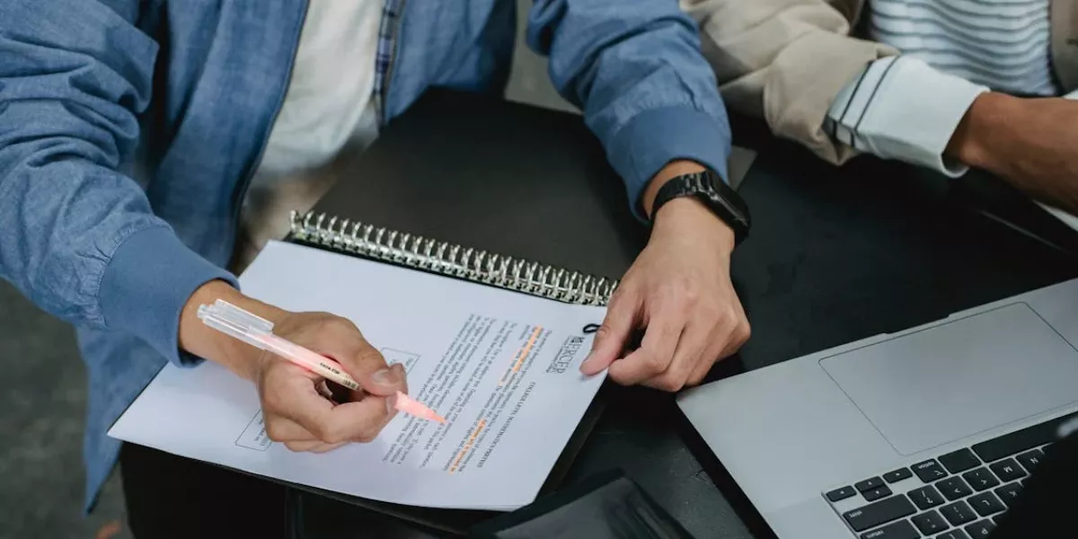 Persona haciendo la Declaración de la Renta / PEXELS