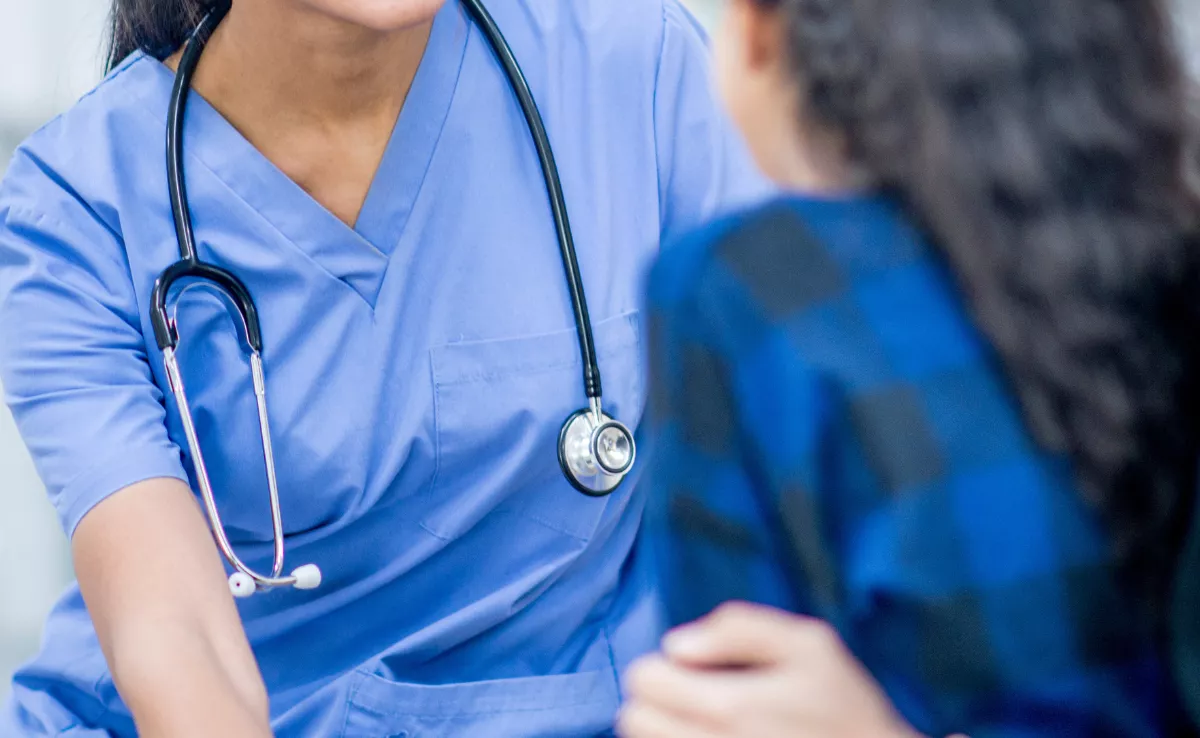 Imagen de una doctora atendiendo a una paciente. / CANVA