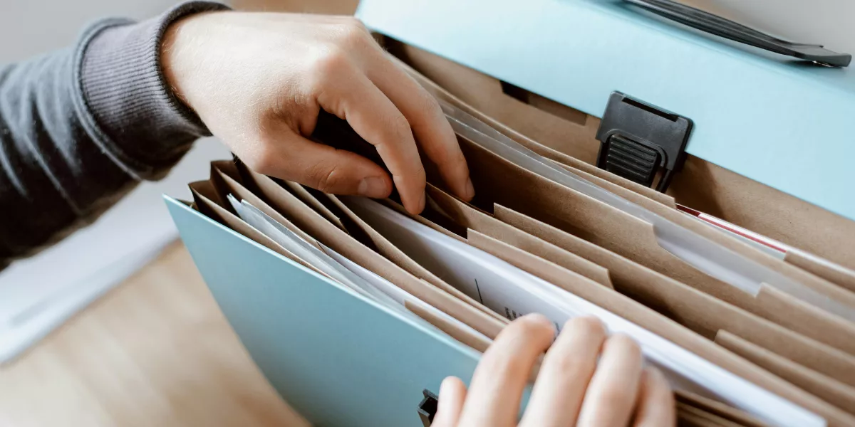 Imagen de una persona organizando los papeles de la Declaración de la Renta / PEXELS