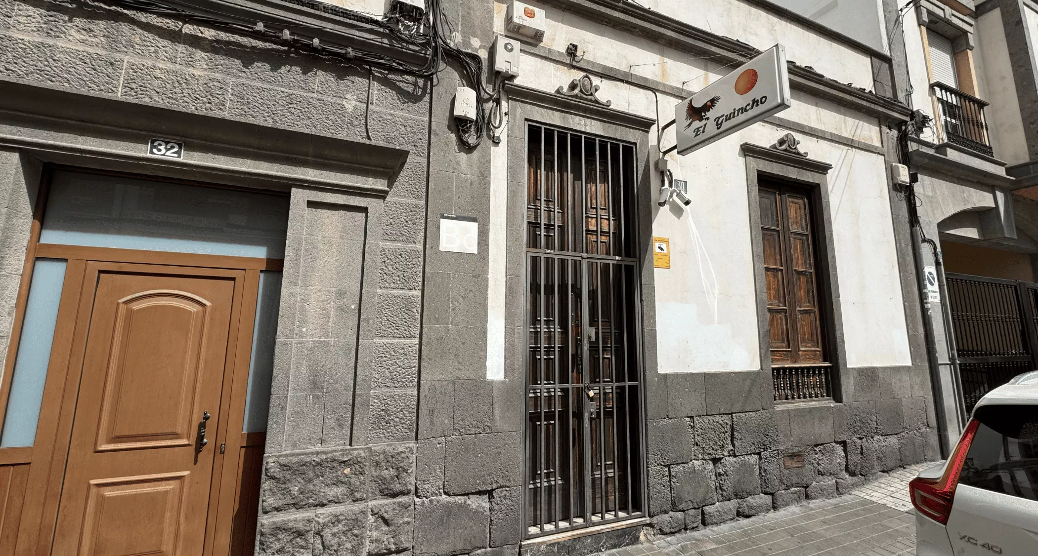Fachada del bar El Guincho, en la calle Canalejas. / AH