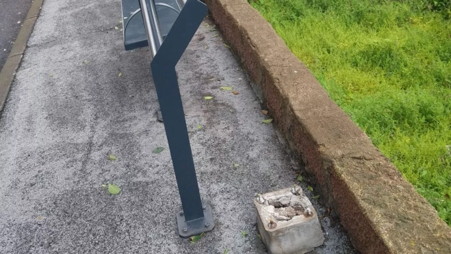 Parada de guagua donde el viento provocó la caída de la marquesina. /Cedida