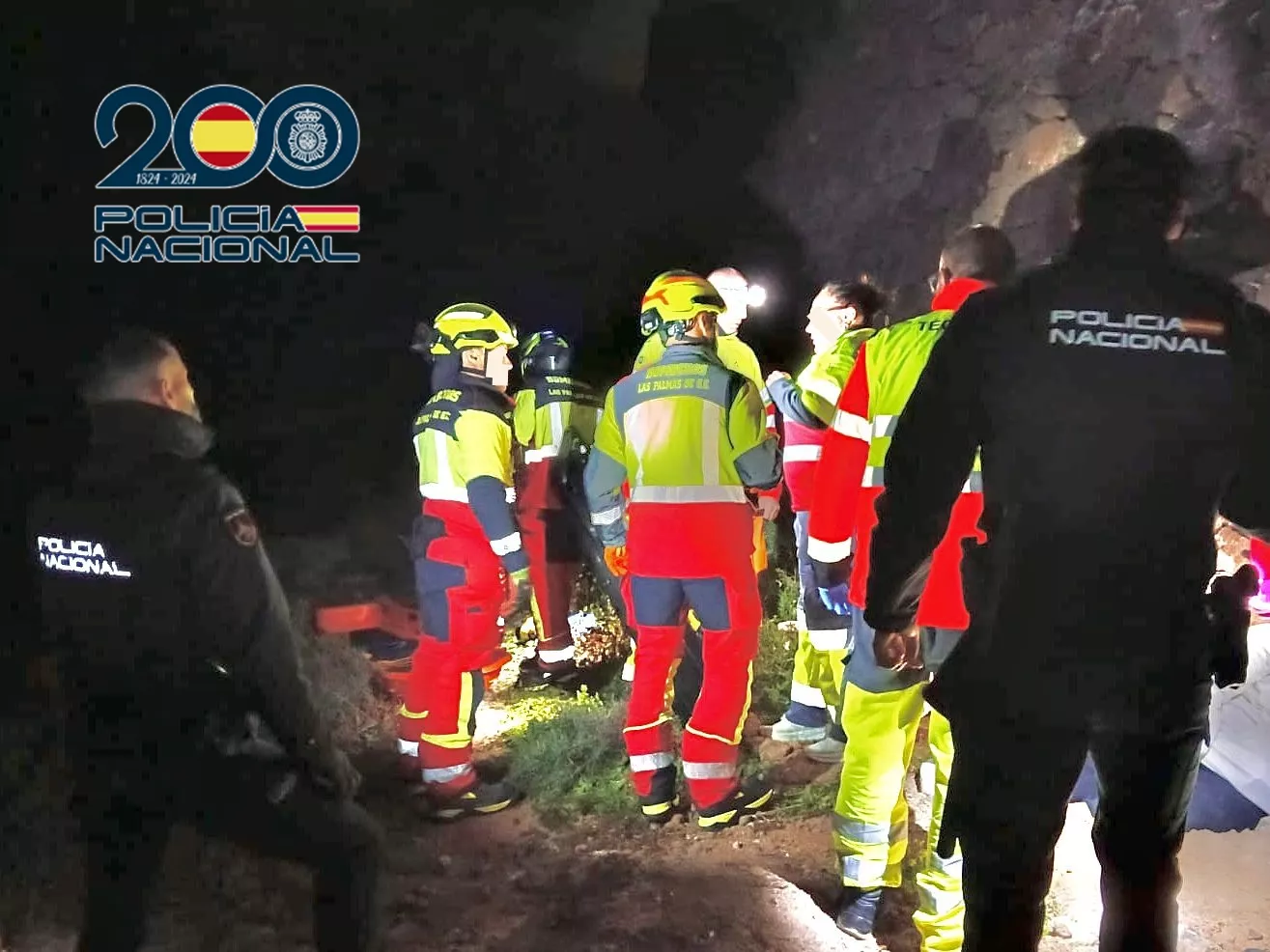 La Policía Nacional rescata a una mujer tras caer desde un muro en Las Palmas de Gran Canaria. / POLICÍA NACIONAL