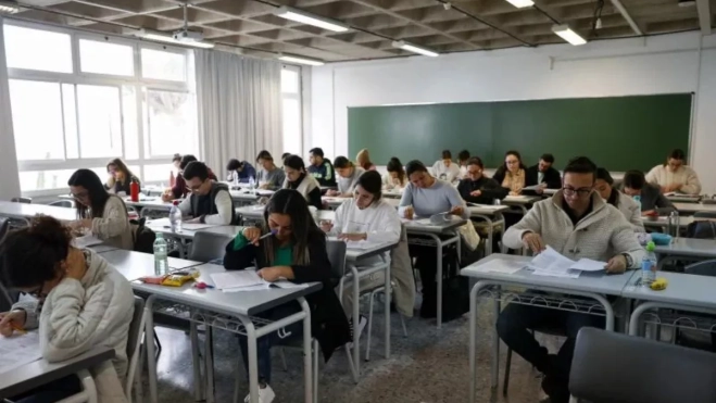 Aspirantes haciendo un examen / AH Aspirantes haciendo un examen / AH