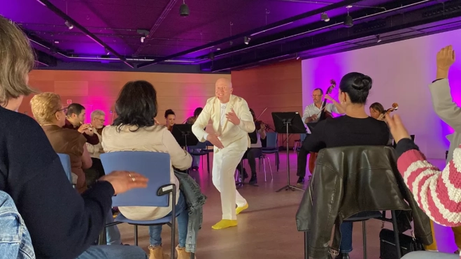 El bailarín Andrew Greenwood es el "pegamento" entre el público y los músicos / ATLÁNTICO HOY - ARIADNA MARTÍNEZ El bailarín Andrew Greenwood es el "pegamento" entre el público y los músicos / ATLÁNTICO HOY - ARIADNA MARTÍNEZ