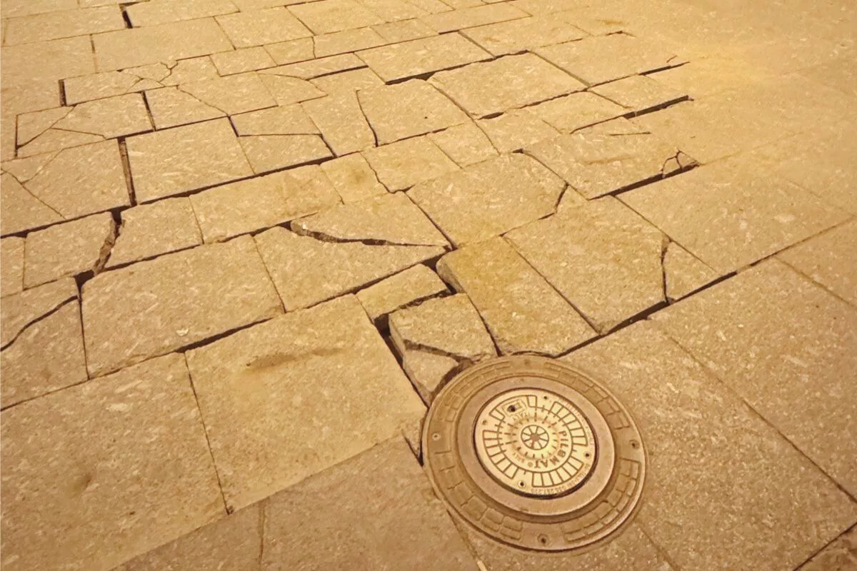 Pavimento destrozado en la plaza del Cristo. /Cedida