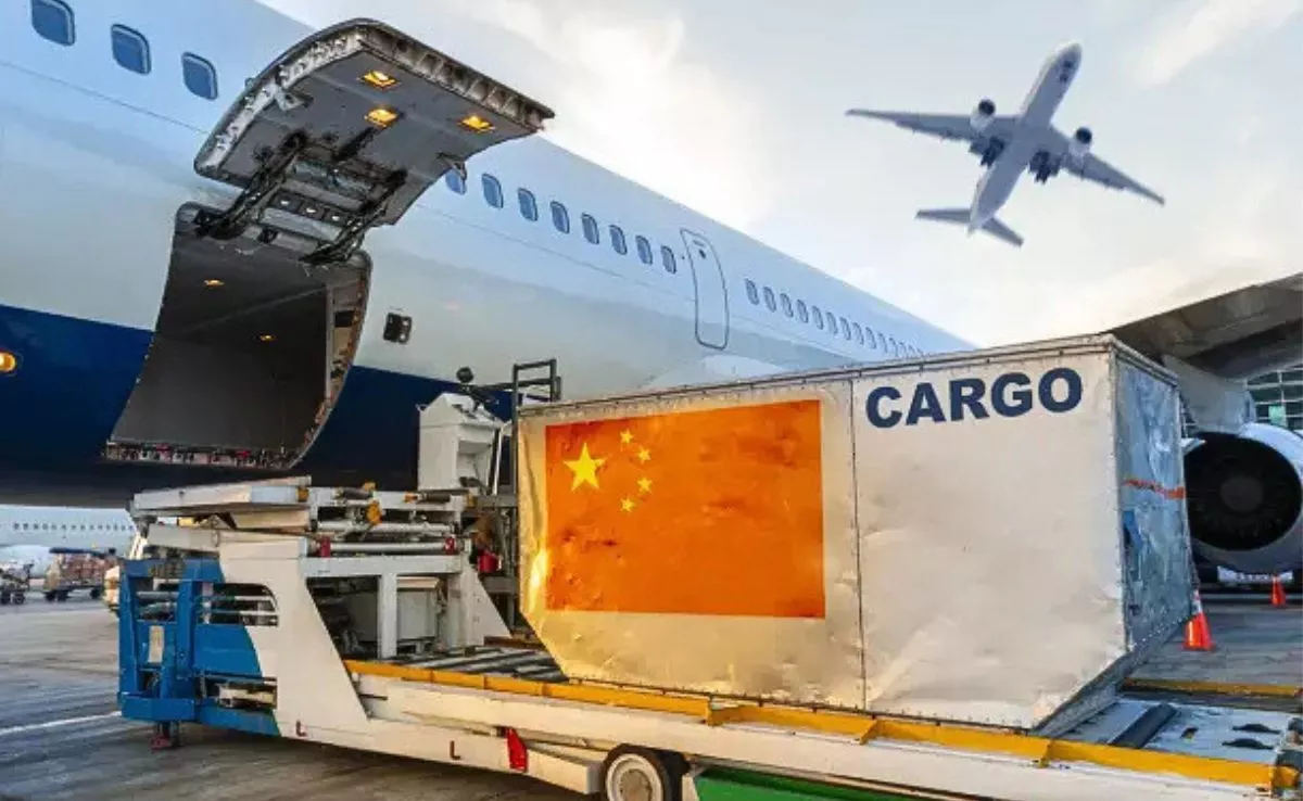 Carga de mercancía en un avión comercial|BUSINESSINSIDER