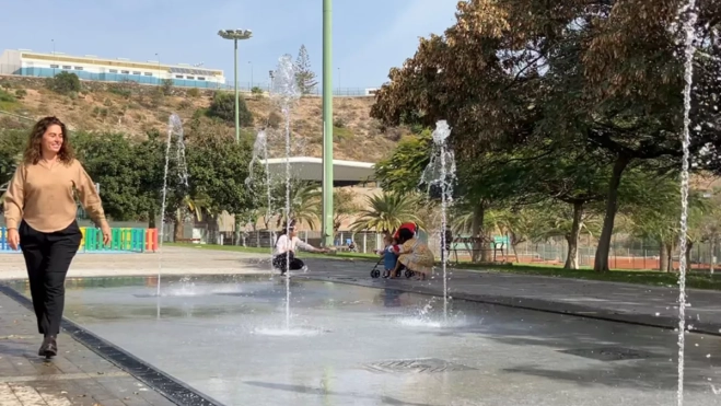 La concejala de Parques y Jardines, Gemma Martínez, junto a las fuentes transitables de Las Rehoyas / AYUNTAMIENTO DE LAS PALMAS DE GRAN CANARIA