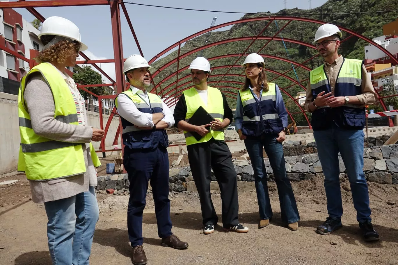 Visita de autoridades a las obras del polideportivo de María Jiménez. / AYUNTAMIENTO DE SANTA CRUZ DE TENERIFE