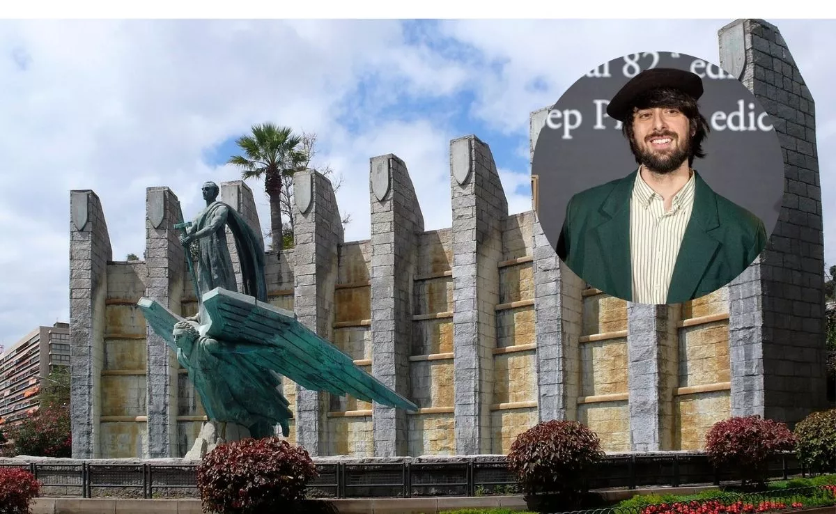 El escritor David Uclés y el monumento a Franco de Santa Cruz de Tenerife. AH