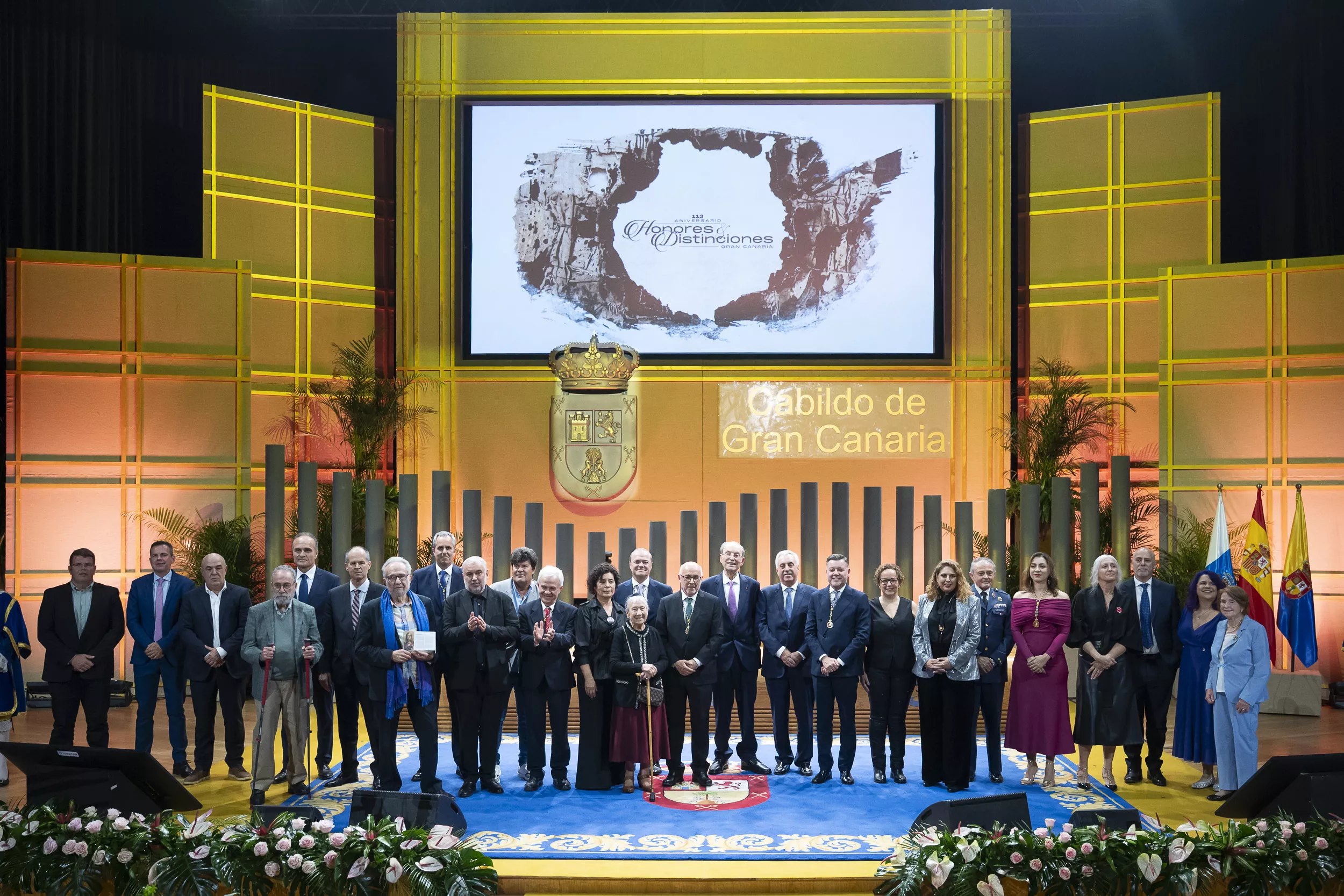 Foto de familia con todas las personas reconocidas entre los Honores y Distinciones del Cabildo de Gran Canaria. / CABILDO