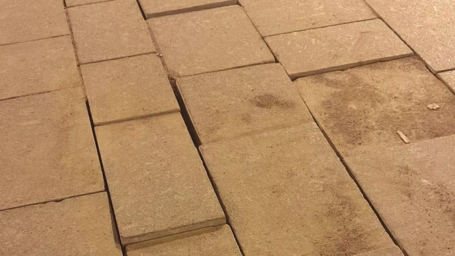 Estado de los adoquines de la plaza del Cristo. /Cedida