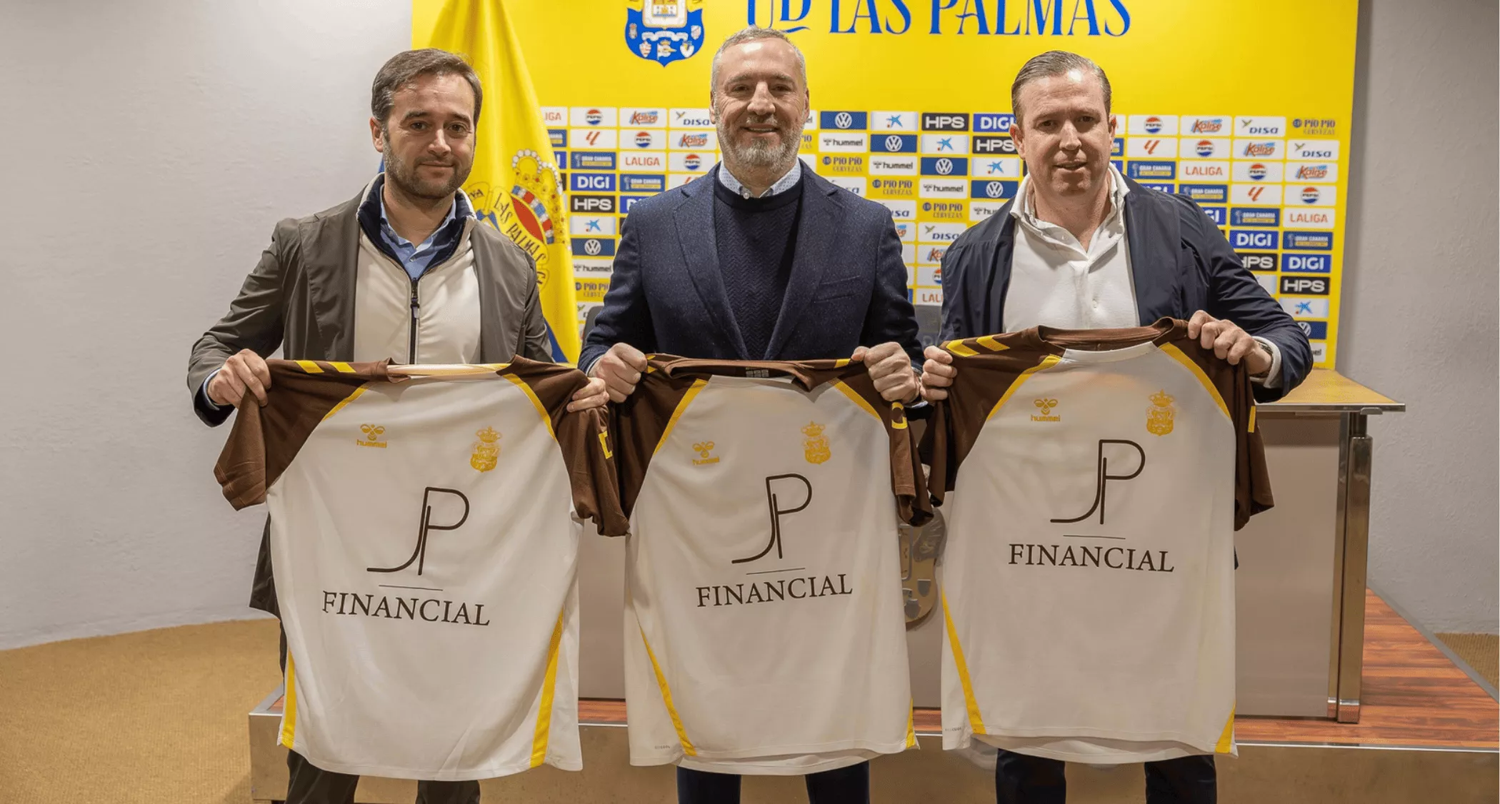 La CNMV alerta sobre JP Financia, patrocinador de la UD Las Palmas. / @UDLP_Oficial