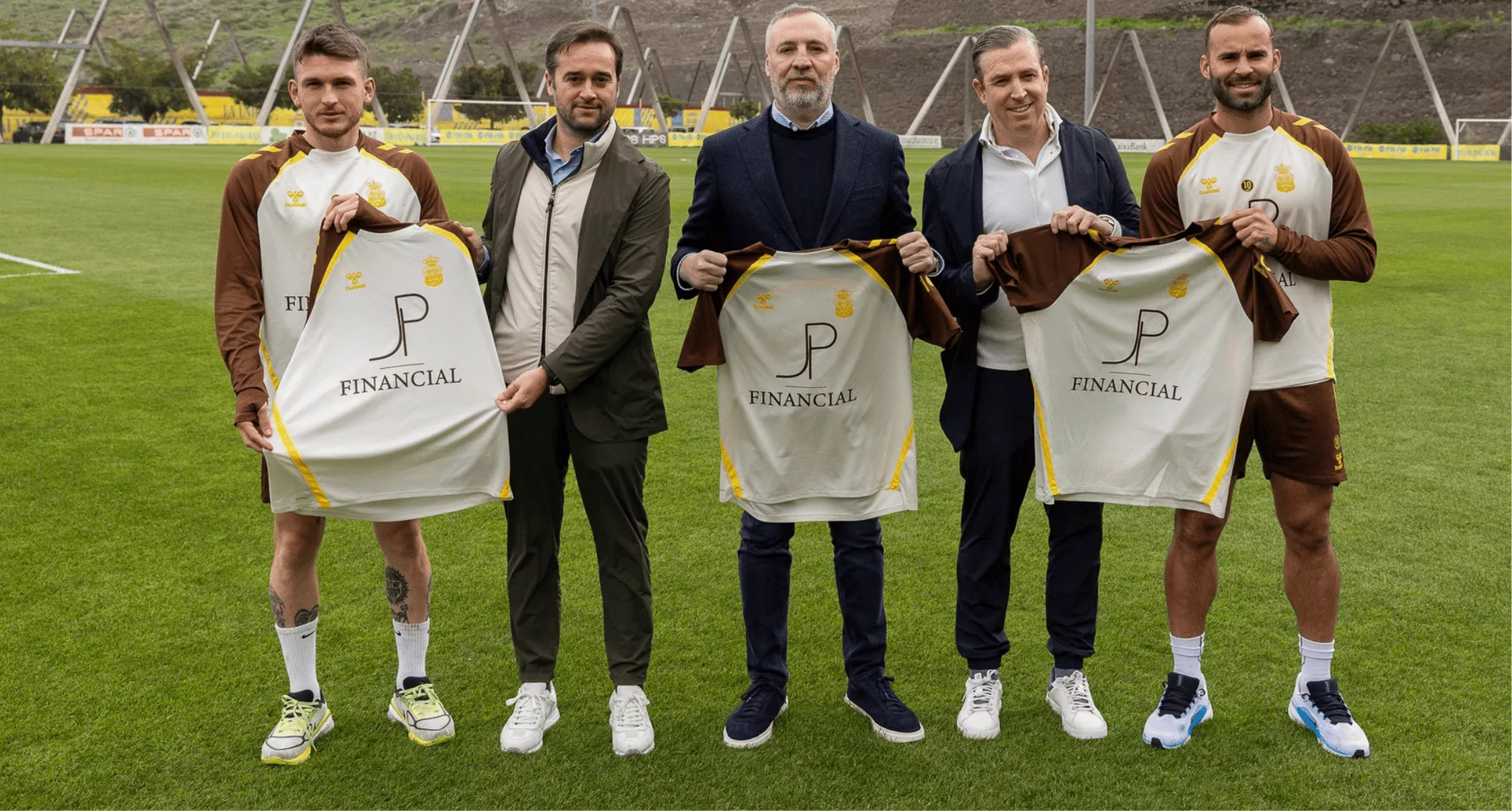 Representantes de JP Financial, tras firmar el acuerdo con la UD Las Palmas, posan con Viti, Miguel Ángel Ramírez y Jesé. / @UDLP_Oficial