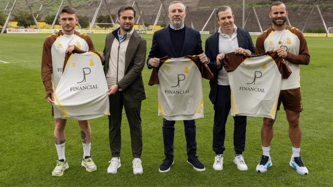 Representantes de JP Financial, tras firmar el acuerdo con la UD Las Palmas, posan con Viti, Miguel Ángel Ramírez y Jesé. / @UDLP_Oficial